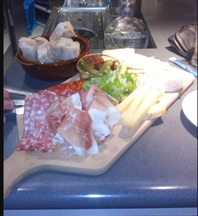 Planche de charcuterie servie au bar Le Wagon